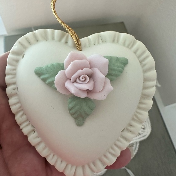 Vintage Enesco Victorian porcelain heart ornament decor with rose - Picture 3 of 3